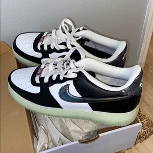 7Y/8.5 Women Nike Black and White Sneakers with Luminous Sole